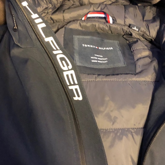 ￼ Tommy Hilfiger navy blue mid-weight hooded jacket - Picture 7 of 9